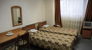 Гостиница Металлург Москва Двухместный номер с 2 отдельными кроватями и общей ванной комнатой-1